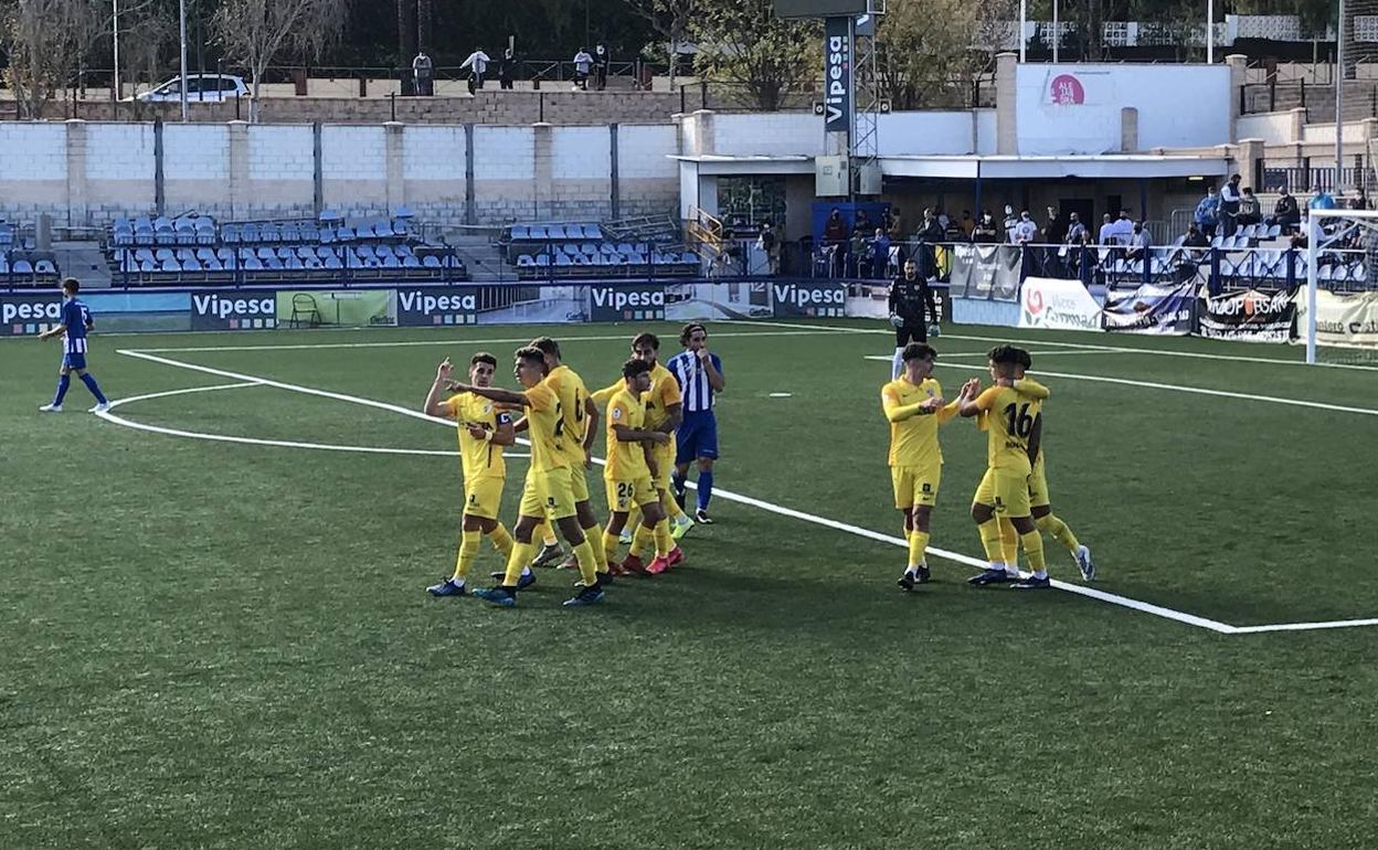 Los jugadores del Atlético Malagueño celebran ayer uno de los dos goles en Alhaurín de la Torre.