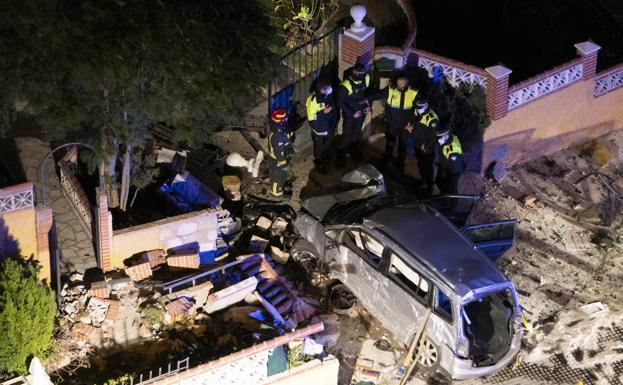 Imagen principal - Imágenes del accidente en la calle Lope de Vega.