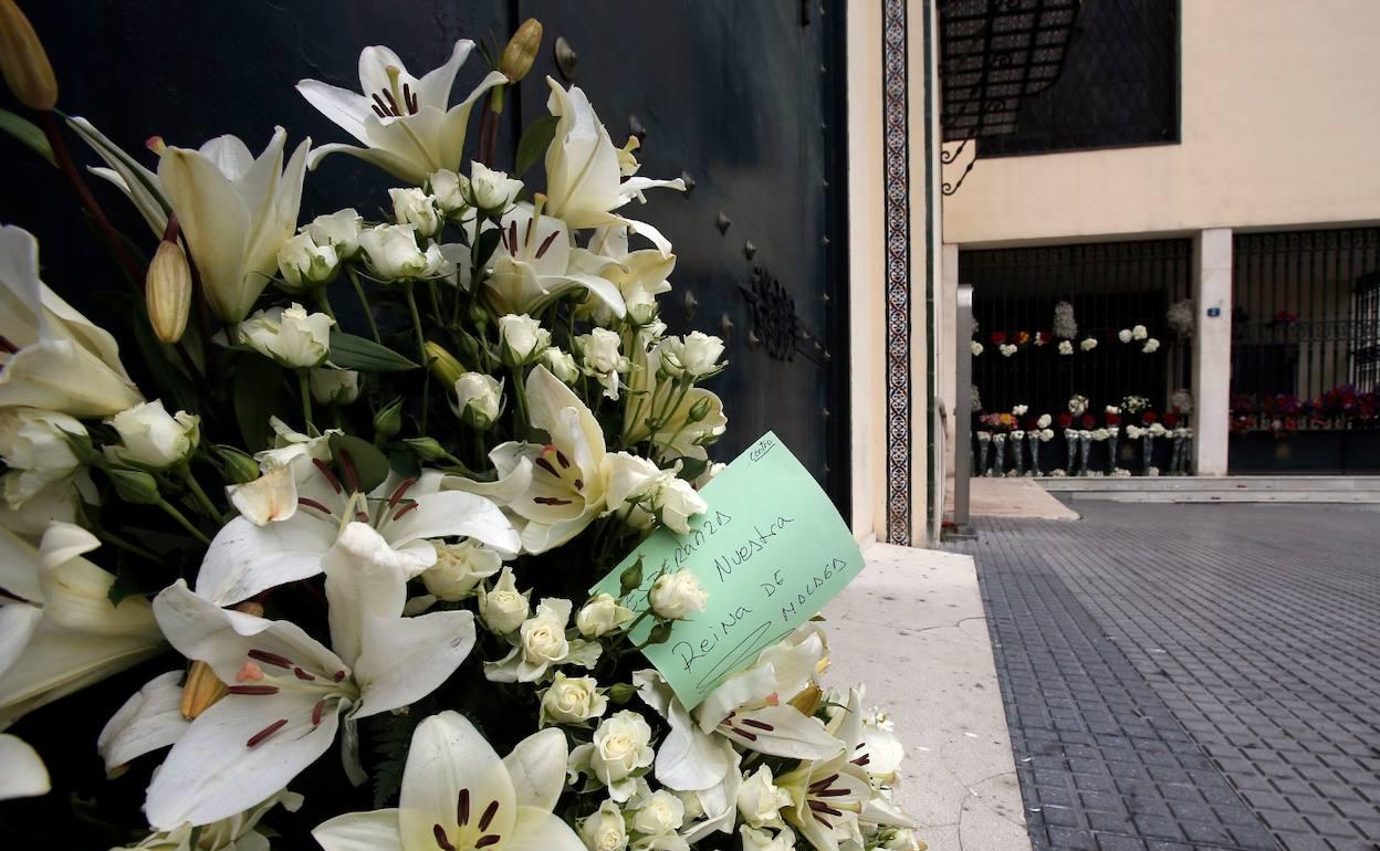 Ramos de flores depositados en las puertas de la sede de la Archicofradía del Paso y la Esperanza el Jueves Santo. 