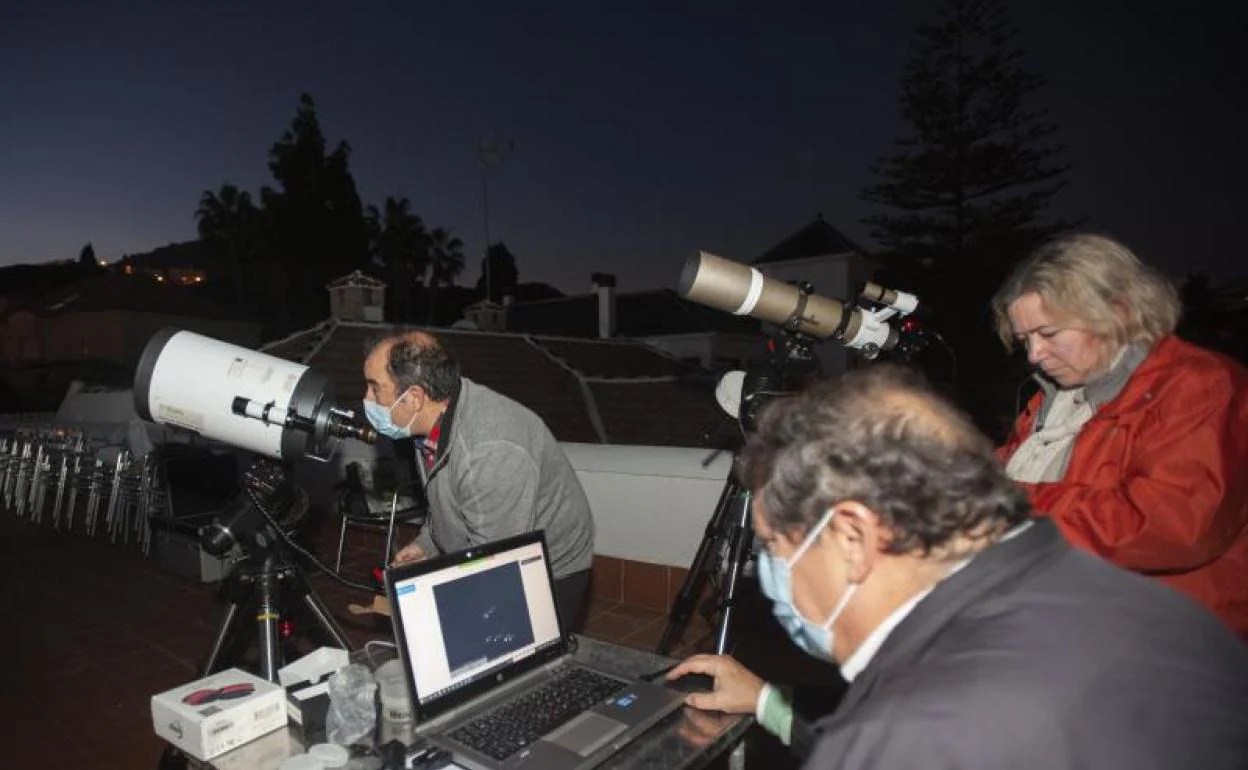 Socios de la Sociedad de Astronomía, ayer durante la retransmisión del evento en internet. 