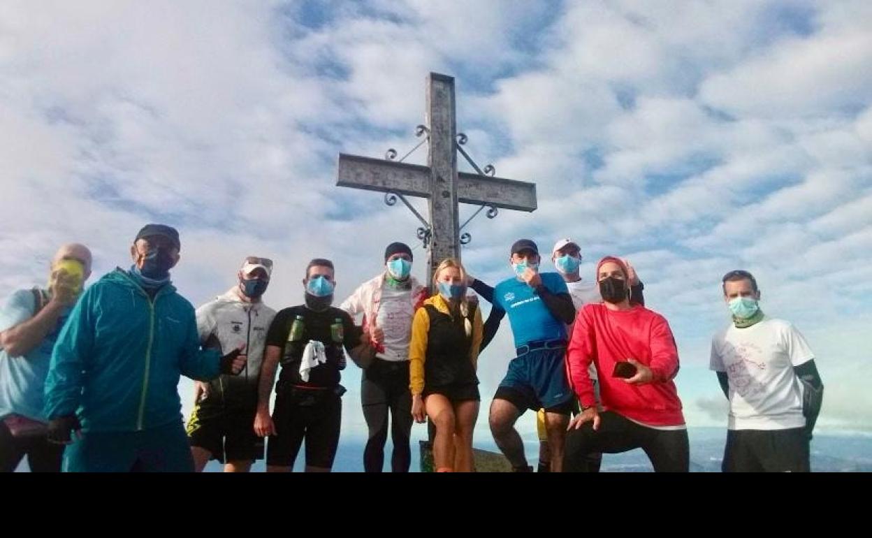 Losada y Martínez, con otros corredores, en el primer ascenso al Pico del Cielo. 