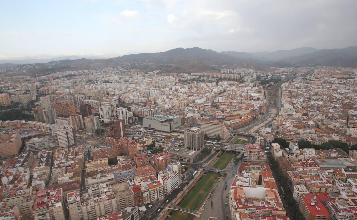 Vista aérea del Centro Histórico y de los barrios del Perchel y la Trinidad. 