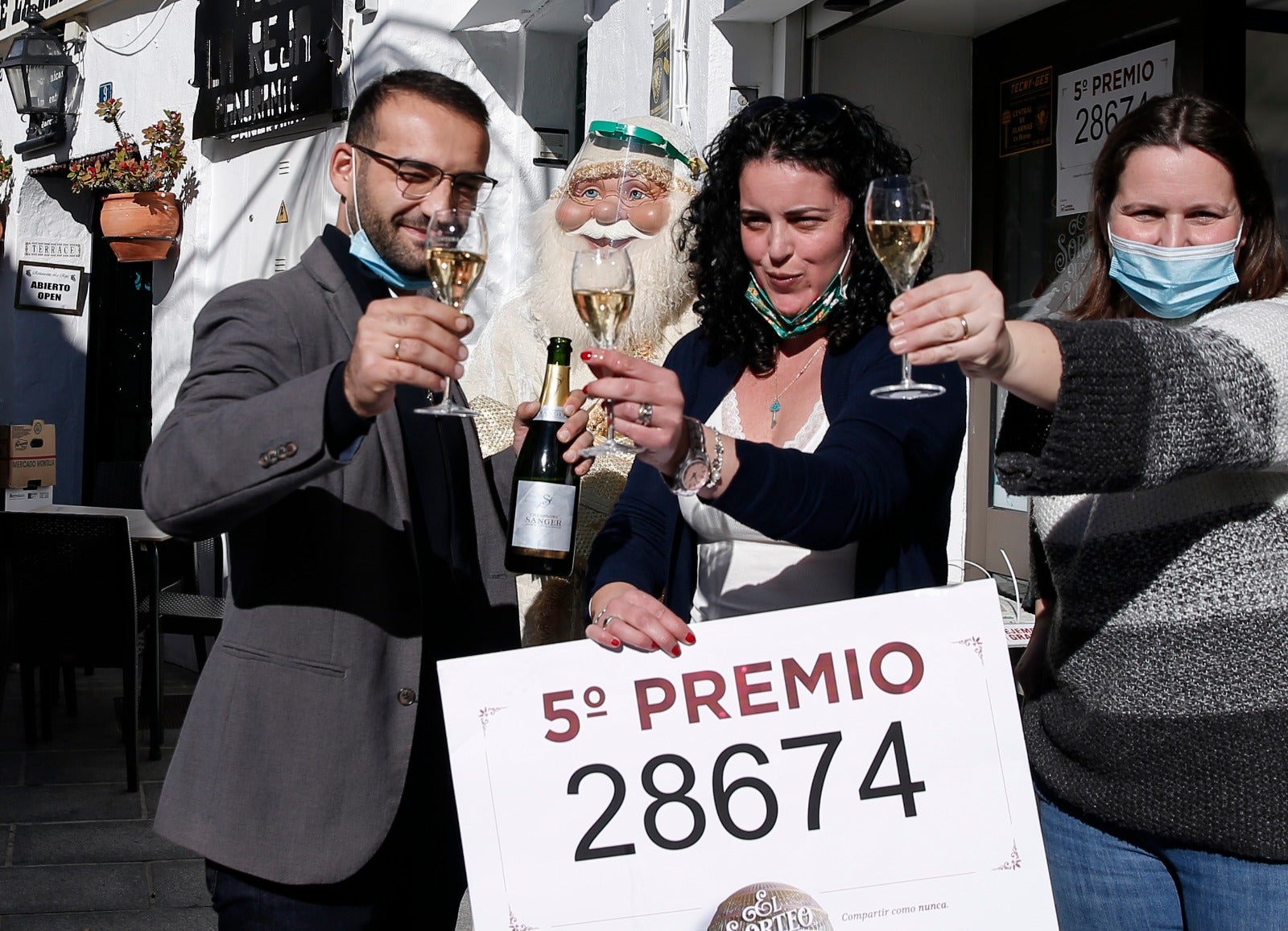 El 28674, quinto premio de la Lotería de Navidad, deja casi un millón de euros en Mijas. La administración número de 4 en la calle Los Caños ha vendido 150 décimos