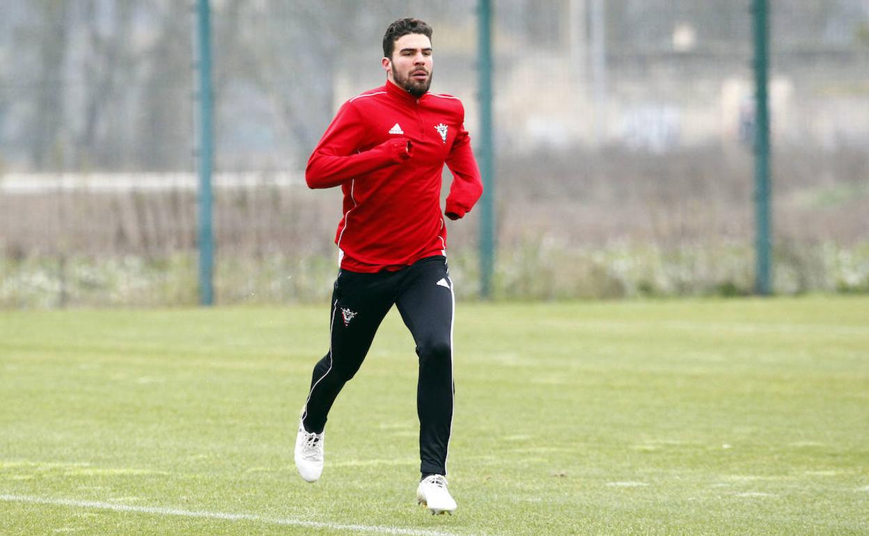 Alexander González, durante un entrenamiento con el Mirandés hace justo un año.