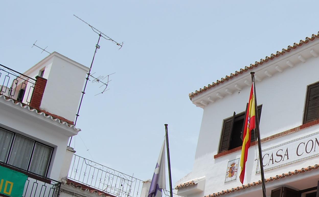 Fachada del Ayuntamiento algarrobeño, en una imagen de archivo. 