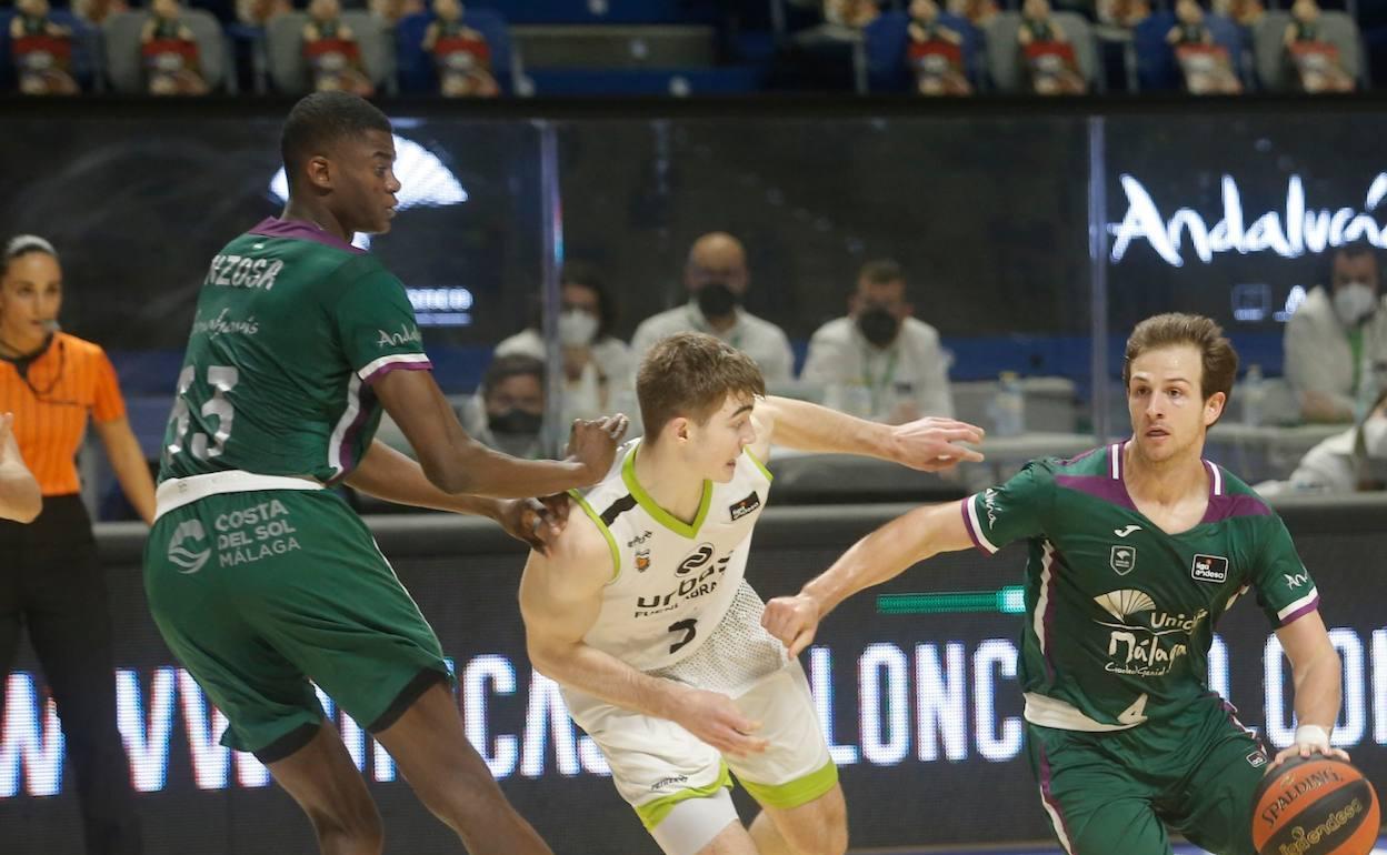 Ferrari, conduciendo ante Samar en su debut con el Unicaja. 