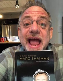 Imagen secundaria 2 - Fotograma de 'El regreso de Mary Poppins' (arriba) y Robin Williams, protagonista de 'Patch Adams' (abajo), cuyas partituras creó Marc Shaiman. A la derecha, el compositor, con el libro escrito por Hardasmal. 