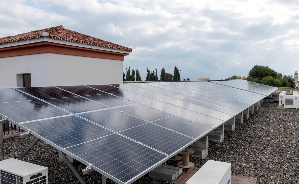 Placas solares instaladas en el Centro Cultural Padre Manuel como parte del plan de eficiencia energética. 