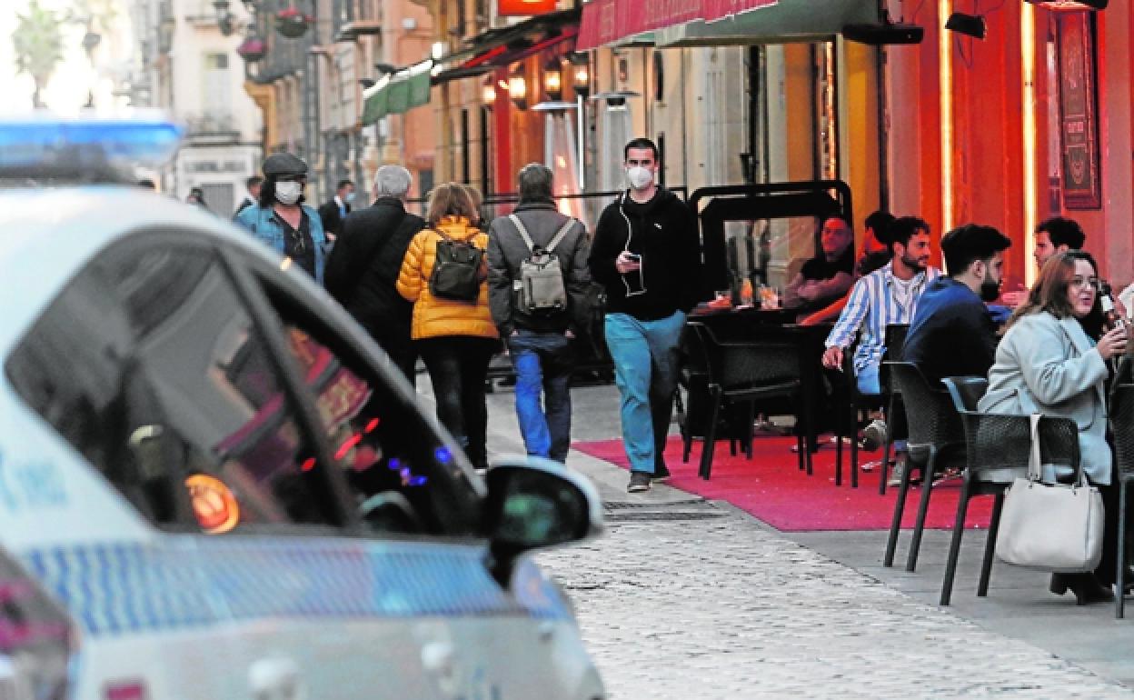 Una patrulla de la Policía Local recorre las calles del Centro en Navidad. 