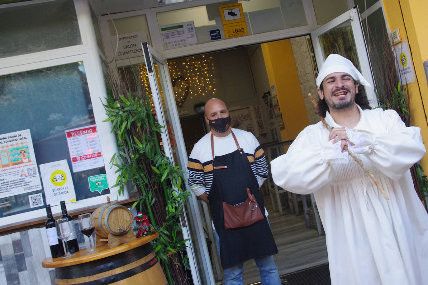 Los personajes del mundo del vino se pasean por Nueva Málaga. 