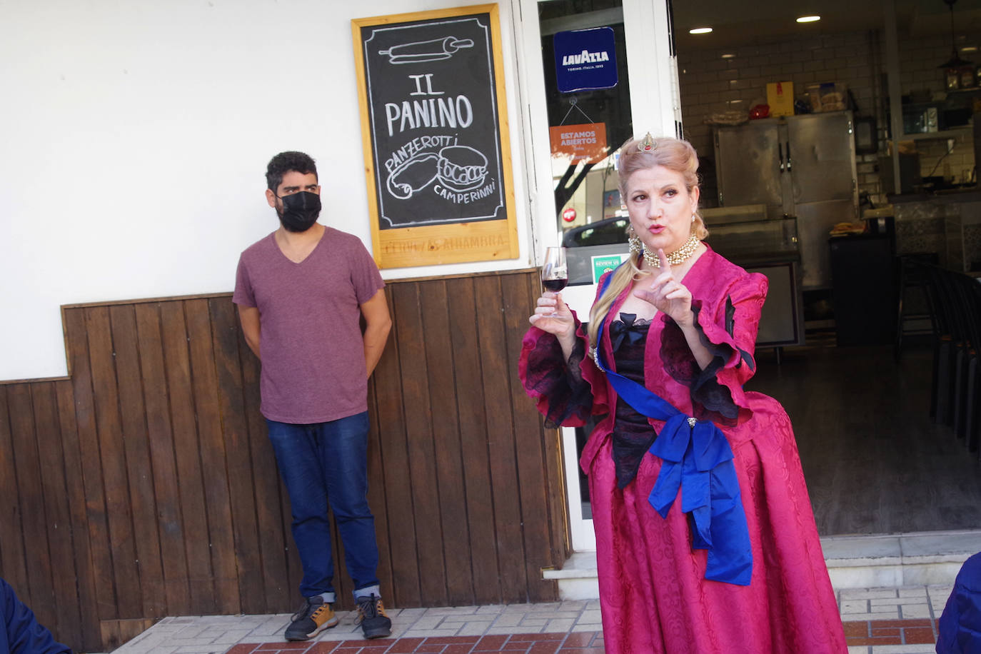 Los personajes del mundo del vino se pasean por Nueva Málaga. 