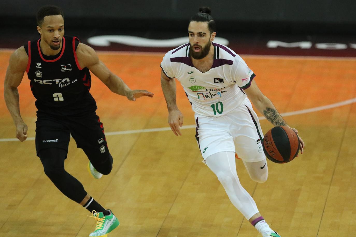 Victoria del Unicaja en la cancha del Bilbaco Basket. 