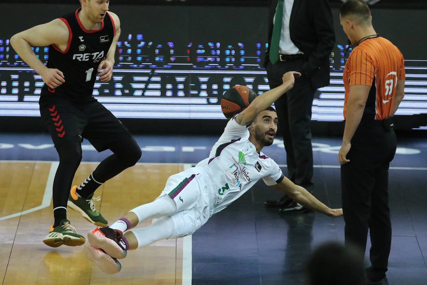 Victoria del Unicaja en la cancha del Bilbaco Basket. 