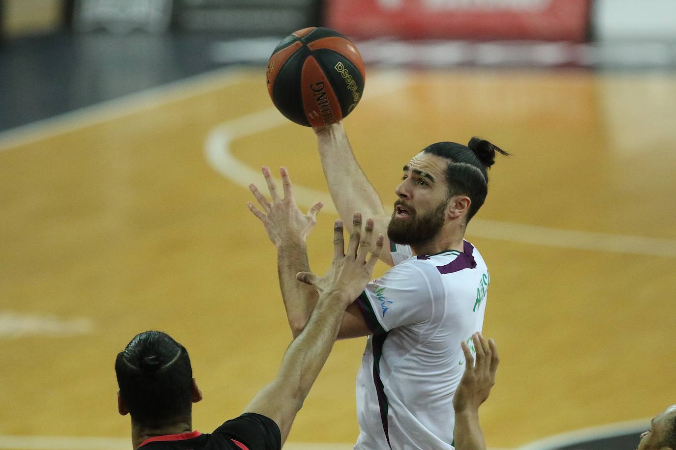 Victoria del Unicaja en la cancha del Bilbaco Basket. 