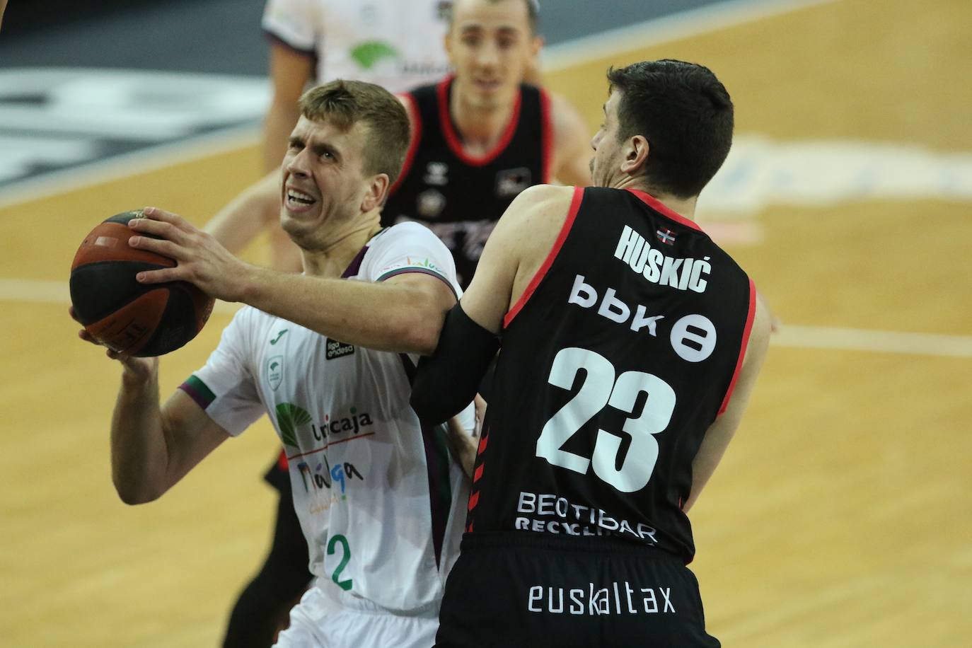 Victoria del Unicaja en la cancha del Bilbaco Basket. 
