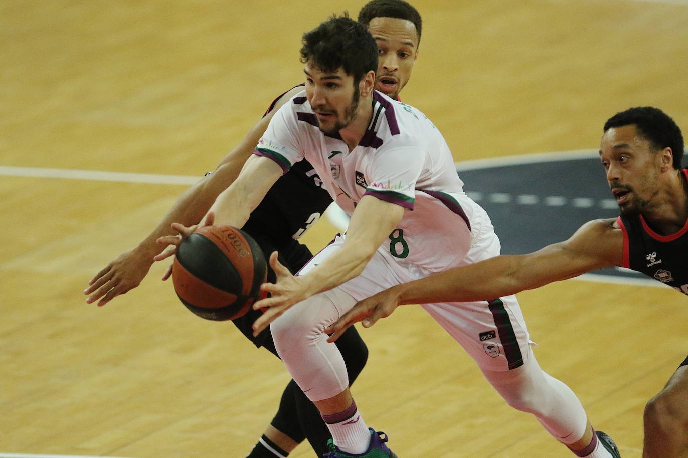 Victoria del Unicaja en la cancha del Bilbaco Basket. 