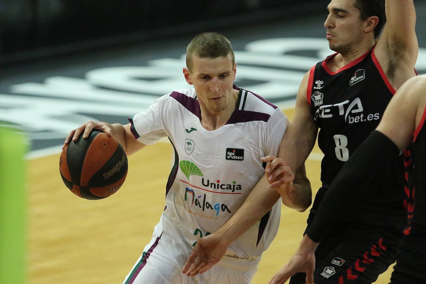 Victoria del Unicaja en la cancha del Bilbaco Basket. 