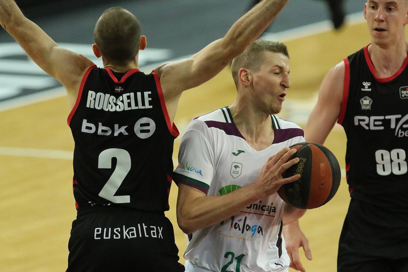 Victoria del Unicaja en la cancha del Bilbaco Basket. 