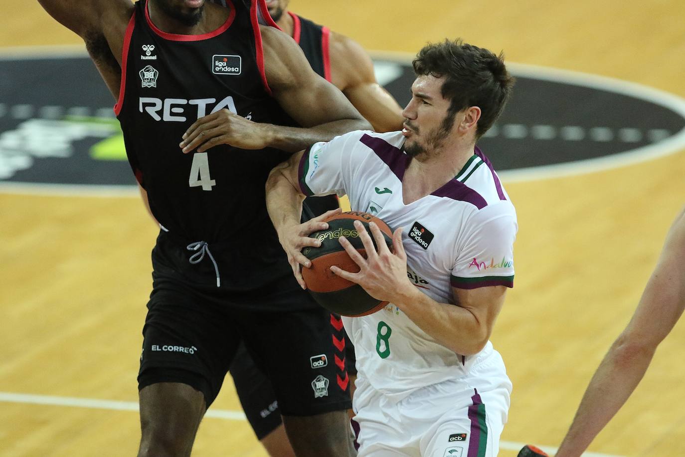 Victoria del Unicaja en la cancha del Bilbaco Basket. 