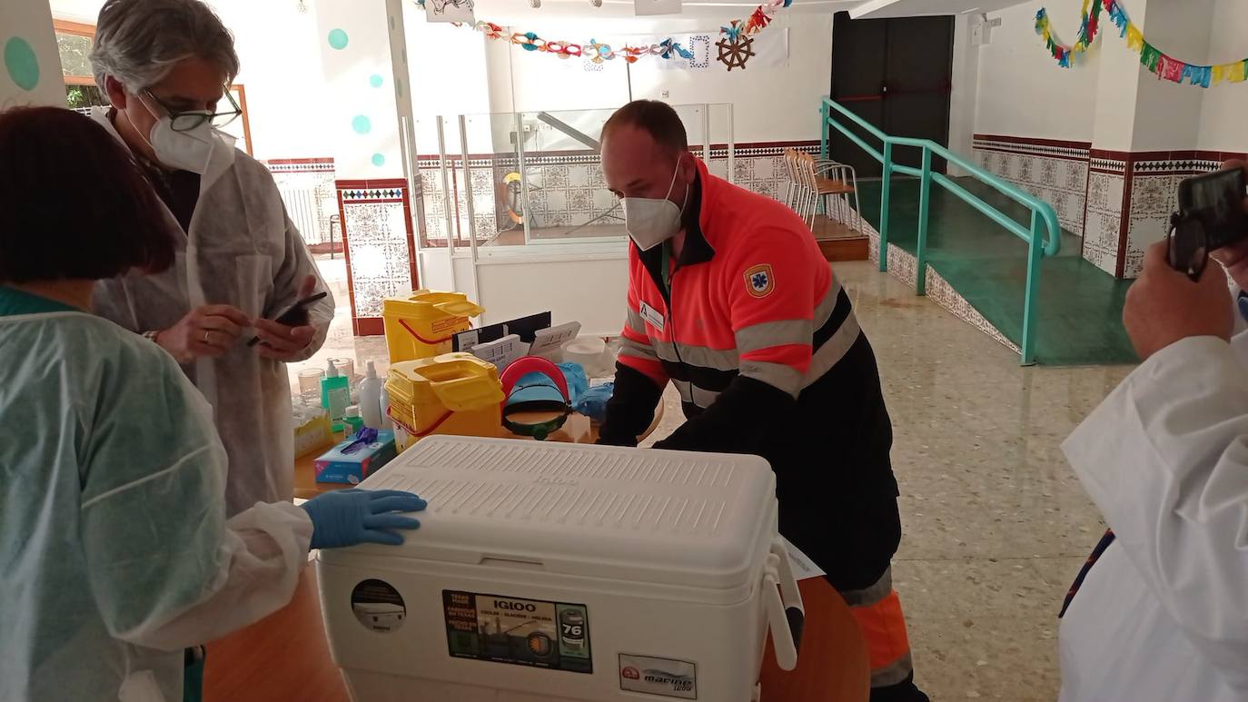 Llegada de las vacunas a la residencia de mayores de El Palo. 