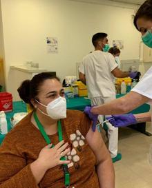 Imagen secundaria 2 - Primeros sanitarios vacunados en el Clínico