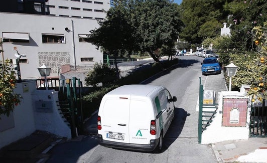 Momento de la llegada de la furgoneta con las vacunas a la residencia. 