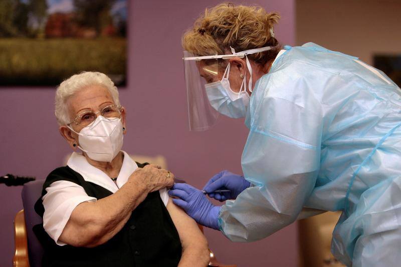 Araceli, a sus 96 años, pasará a la historia por haber sido la primera vacunada contra la covid-19 en España. Pasadas las 9 de la mañana, la anciana recibía en la residencia de 'Los Olmos' de Guadalajara una dosis del suero de Pfizer/BioNTech. Ha reconocido estar "muy nerviosa" pero enseguida ha afirmado que no había sido "nada".