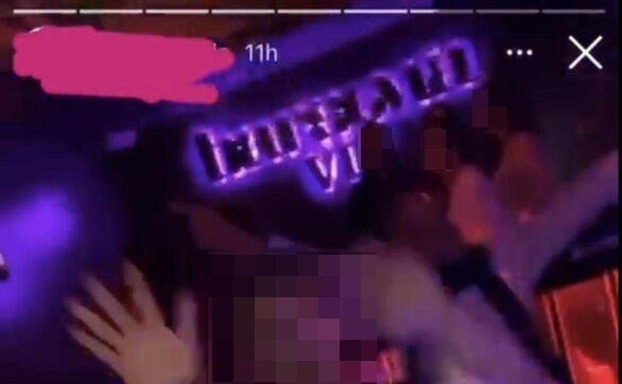 Denuncian al bar de copas Barsovia por permitir a sus clientes bailar en la pista sin distancia ni mascarilla