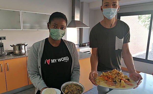 Blessing y Taoufik, durante la elaboración de sus platos.