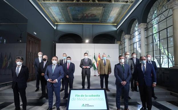 Moreno, con los presidentes de los ocho colegios de farmacéuticos de Andalucía y otras autoridades del sector este lunes. 