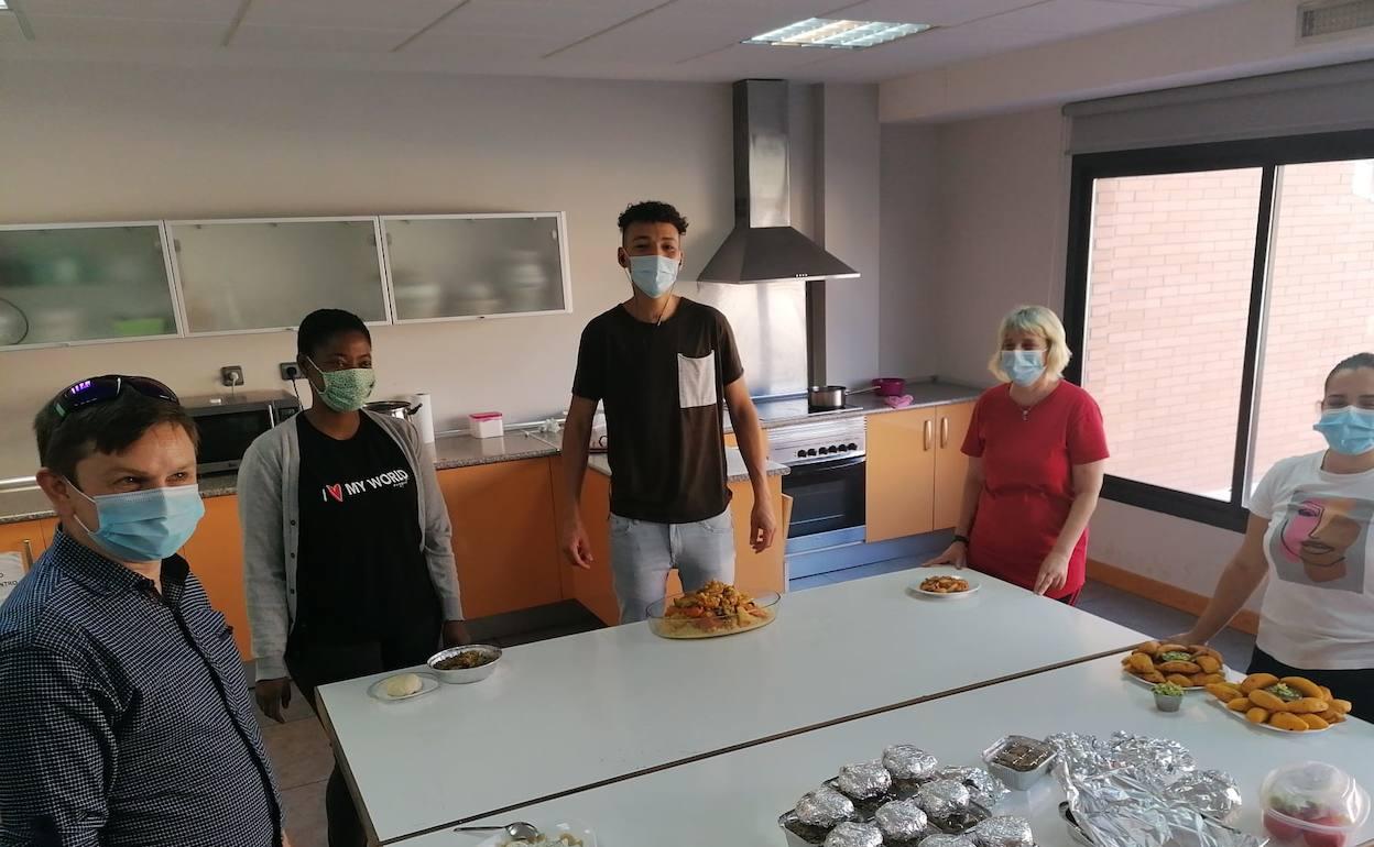 Una de los talleres de cocina, con recetas muy distintas de diferentes partes del mundo