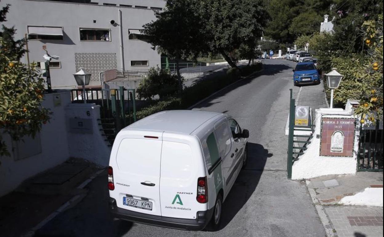 Llegada de las vacunas ayer a la residencia de la Junta de Andalucía en El Palo.