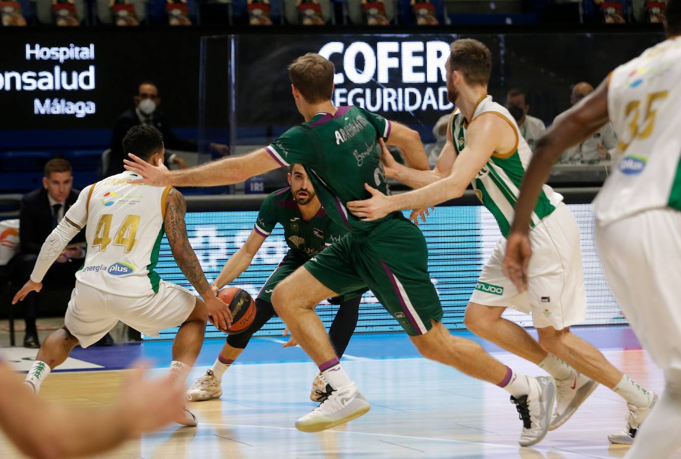 El Unicaja pierde en casa con el Betis en la prórroga. 