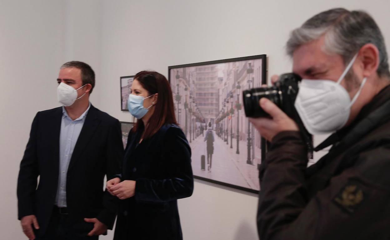 Daniel Pérez y Noelia Losada, durante la presentación de la muestra.