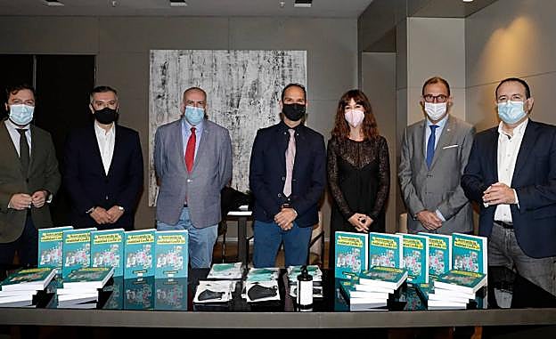 Imagen principal - Algunos momentos de la presentación del libro. 