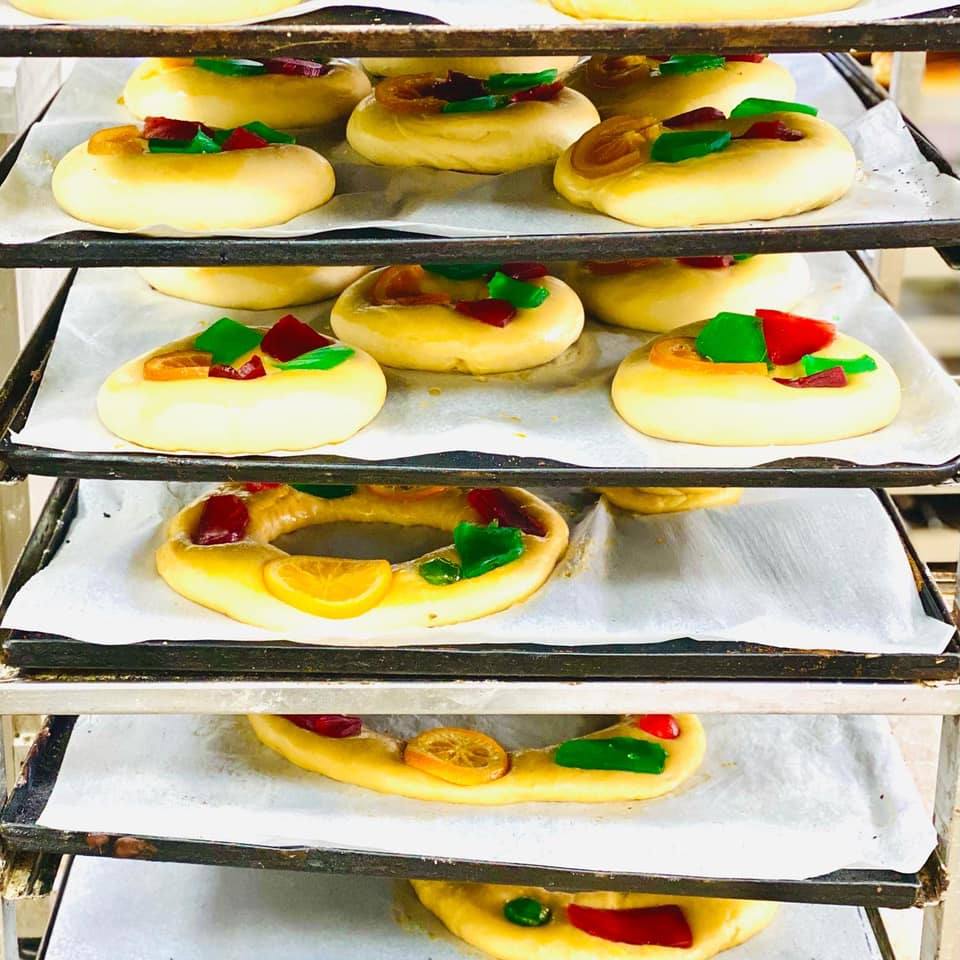 Imagen secundaria 1 - Imágenes del roscón de Reyes con masa madre de semilla de olivo antes de pasar por el horno. A partir del 4 de enero se podrán comprar en la panadería Peinado
