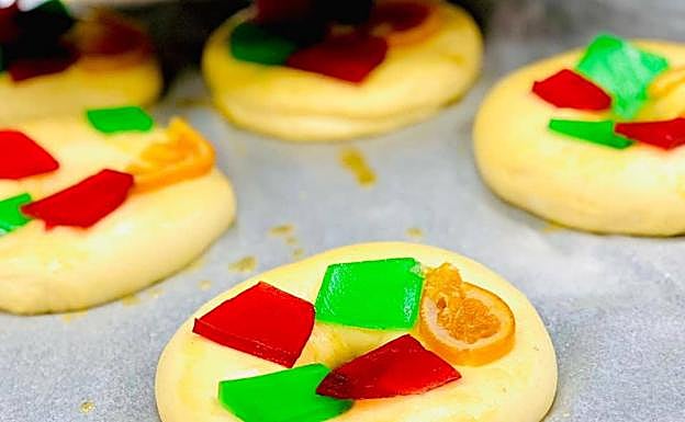 Imagen principal - Imágenes del roscón de Reyes con masa madre de semilla de olivo antes de pasar por el horno. A partir del 4 de enero se podrán comprar en la panadería Peinado