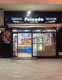 Imagen secundaria 2 - Los precios de estos roscones están entre 6 y 30 euros y os rellenos pueden ser de cremas o incluso de mermelada de AOVE. La panadería Peinado abrió sus puertas hace más de un cuarto de siglo.