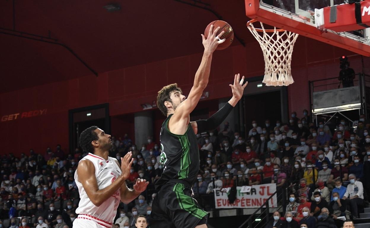 Tomic se dispone a anotar en el partido entre el Bourg y el Joventut, que contó con público e n las gradas.