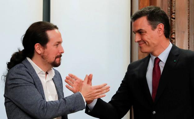 Imagen principal - Arriba, Pablo Iglesias y Pedro Sánchez se saludan tras conformar el primer gobierno de coalición de la historia reciente de España. Foto:: REUTER. Abajo, dos empleados del Consejo Europeo retiran la bandera de Reino Unido. Foto:: AFP, y, a la derecha, Joe Biden celebra su histórica victoria frente a Donald Trump en las elecciones de EEUU. Foto:: AFP.