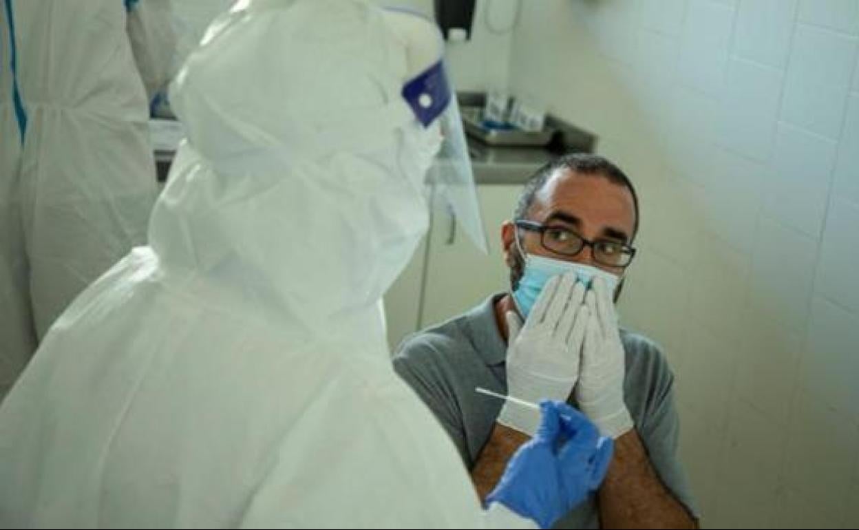 Andalucía despide el año con la mayor cifra de contagios de diciembre y suma 23 fallecidos