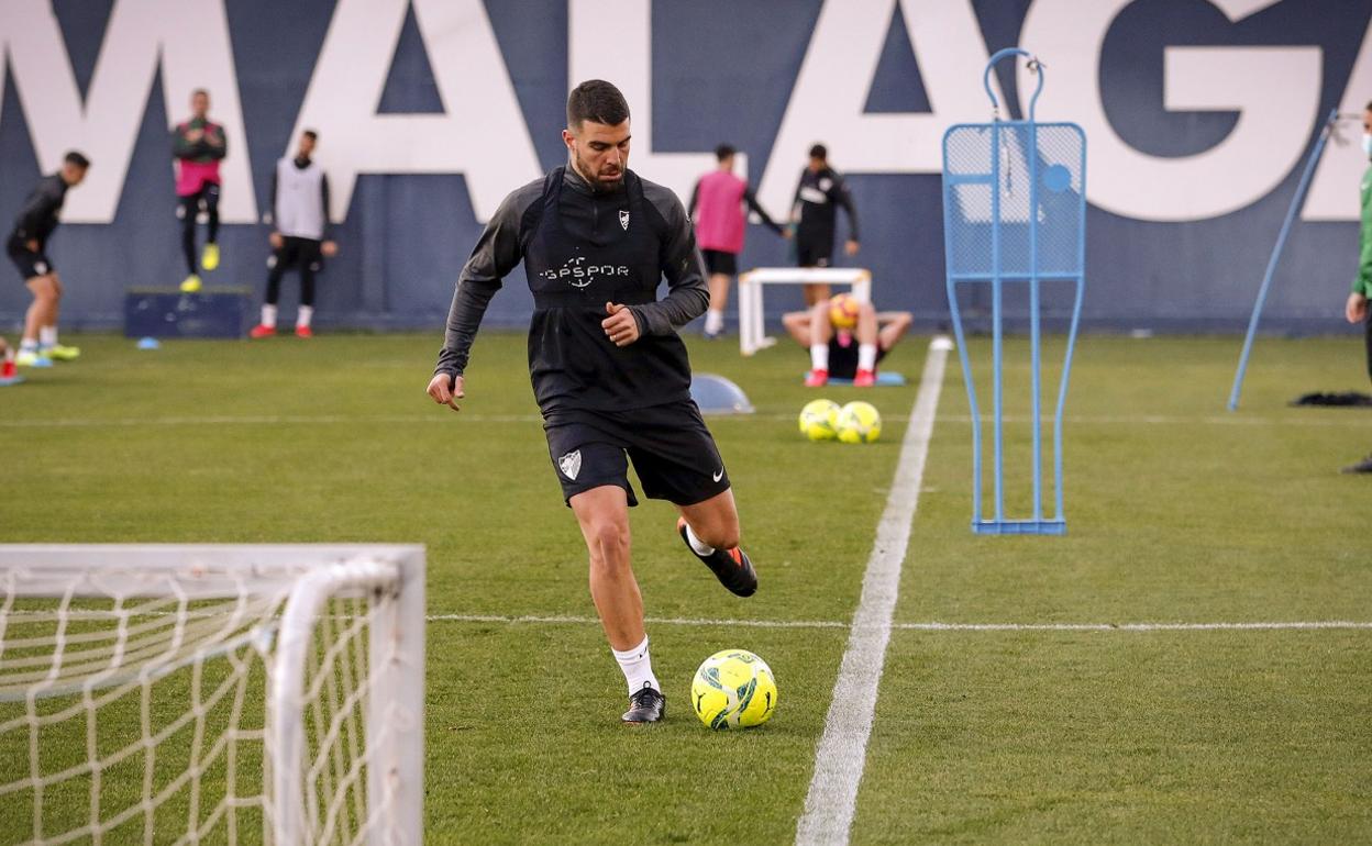 Alexander González, jugador del Málaga, en uno de sus primeros entrenamientos con el club blanquiazul. 