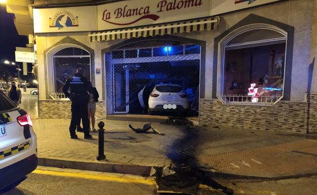 Una joven empotra su coche contra una panadería en Vélez y duplica la tasa de alcoholemia