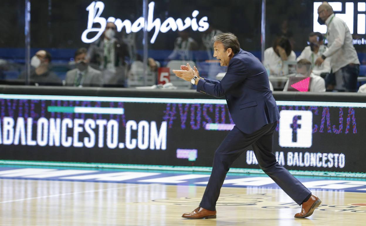 Luis Casimiro, en un gesto vehemente hacia sus jugadores. 