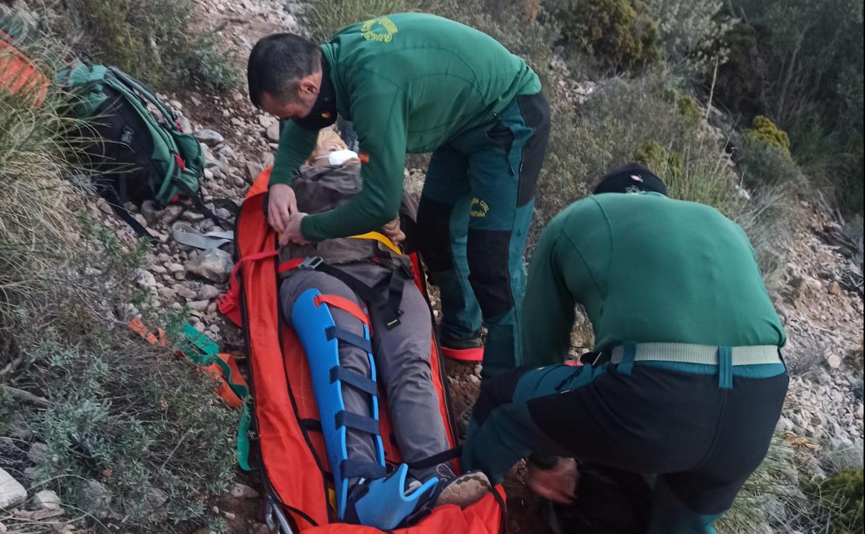 Rescatan a una mujer herida tras accidentarse al subir al pico de mijas | diario sur