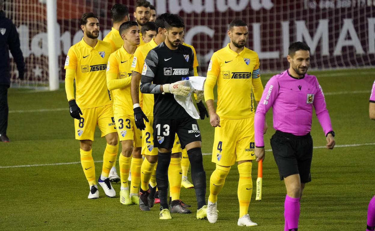 Dani Barrio, con la equipación negra, entre sus compañeros en la salida al campo para jugar contra el Albacete. 