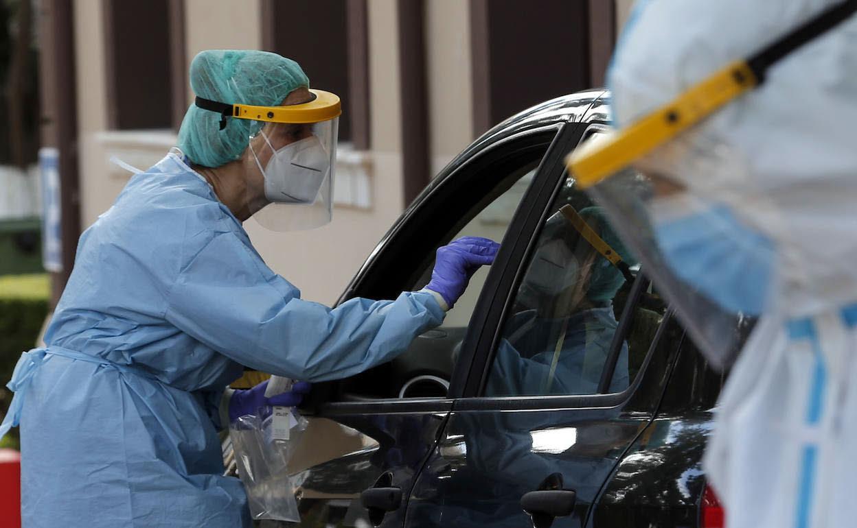 Un profesional sanitario toma una muestra que se analizará para confirmar o descartar el coronavirus. 