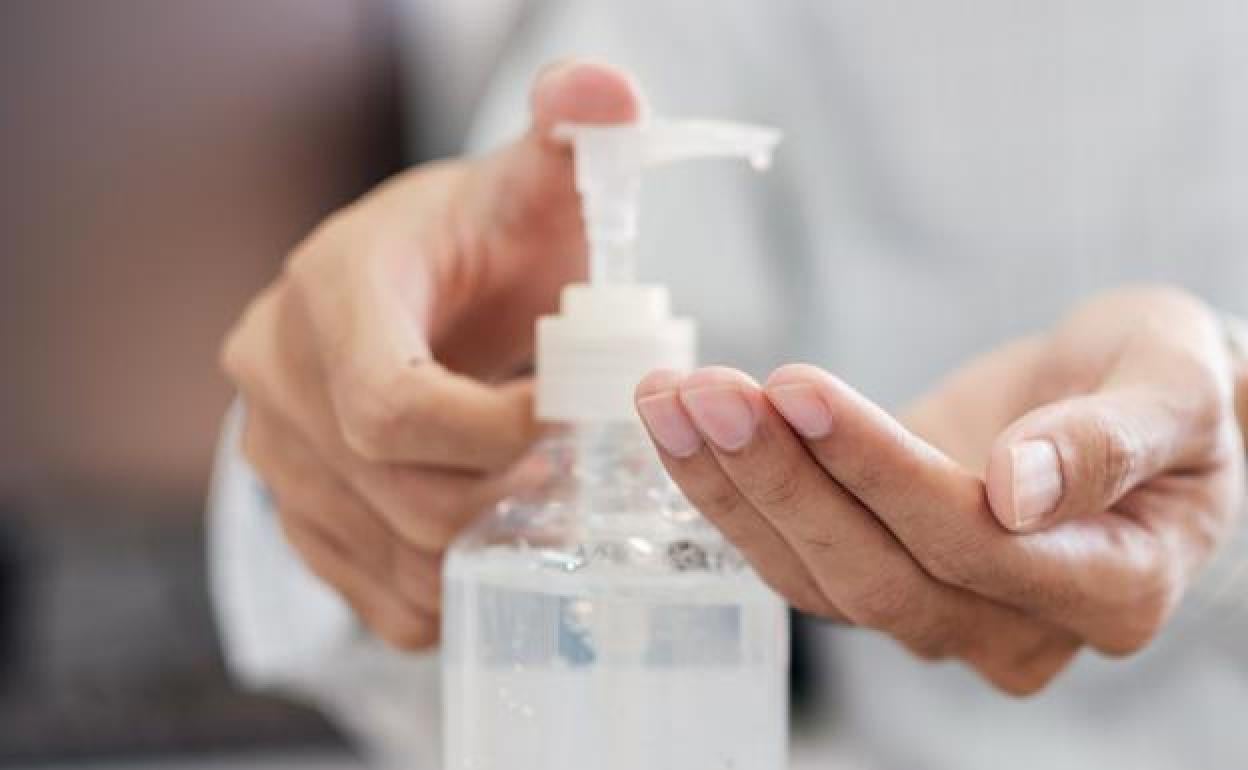La advertencia de Sanidad sobre cómo debe ser el etiquetado de los geles hidroalcohólicos contra el coronavirus
