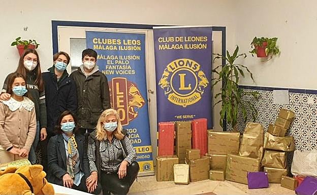 Los voluntarios, junto a los regalos. 