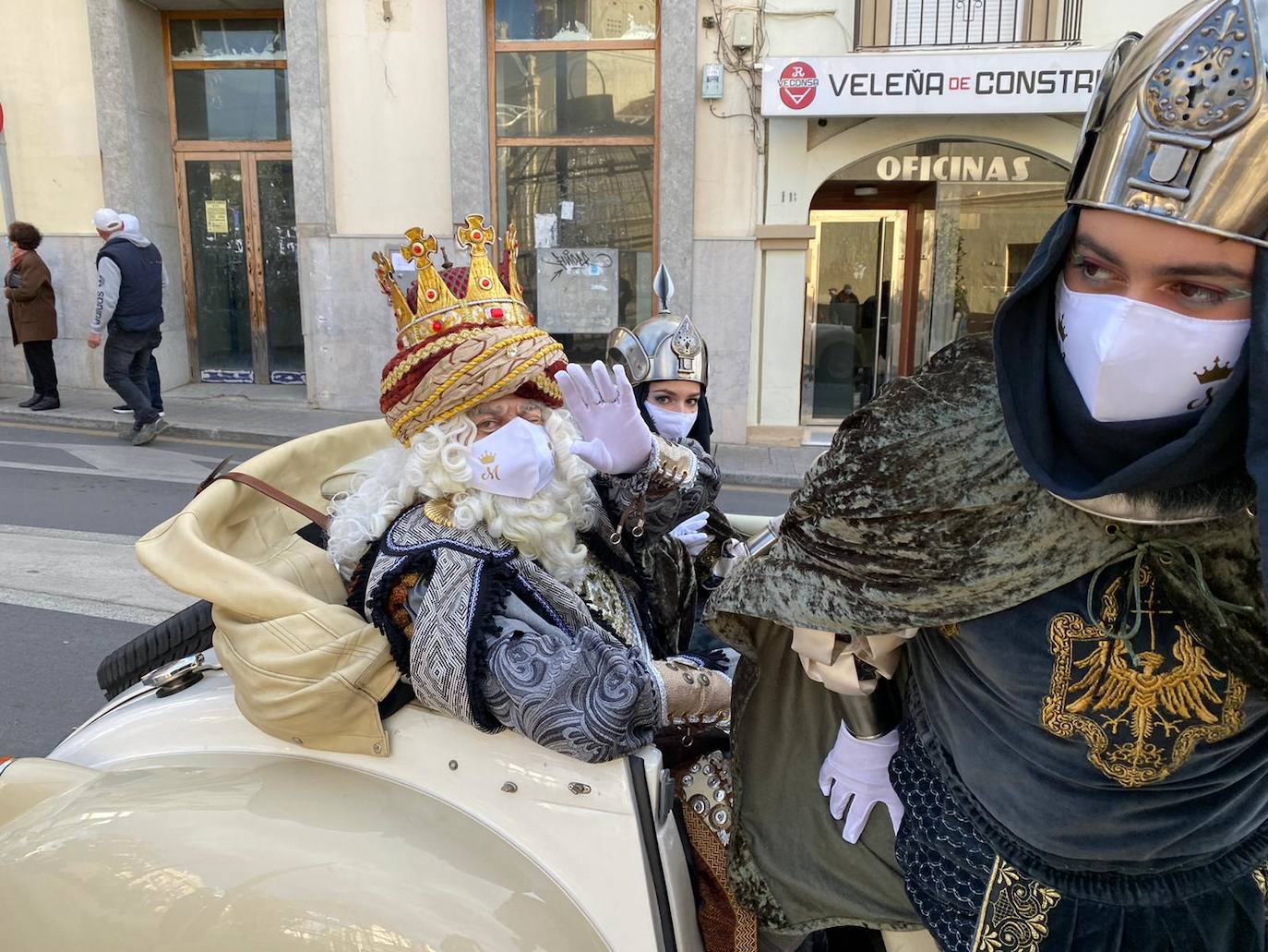 Los Reyes Magos visitan a los niños de Vélez-Málaga